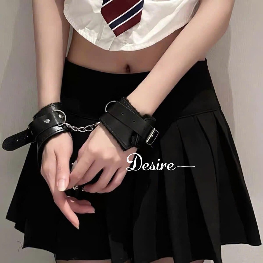 Desire Store, 3080 Vòng Tay Còng Số 8 Bằng Da Cao Cấp Lót Bông Mềm Mại - BDSM - Phụ Kiện Cosplay Đồ Ngủ Quyến Rũ DESIRE image 3 of 11