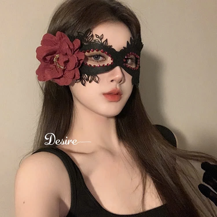 Desire Store, Mặt nạ hoá trang đen phối đỏ hoạ tiết Hoa hồng phong cách quyến rũ DESIRE MN-002 image 2 of 6