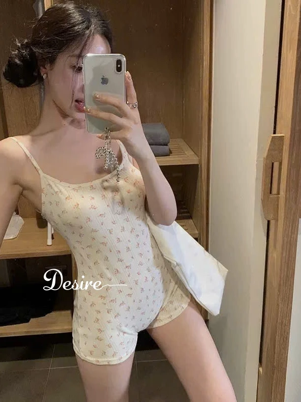 Desire Store, Bộ Jumpsuit hoạ tiết hoa nhí chất liệu thun mềm mịn DESIRE VN-808 image 2 of 10