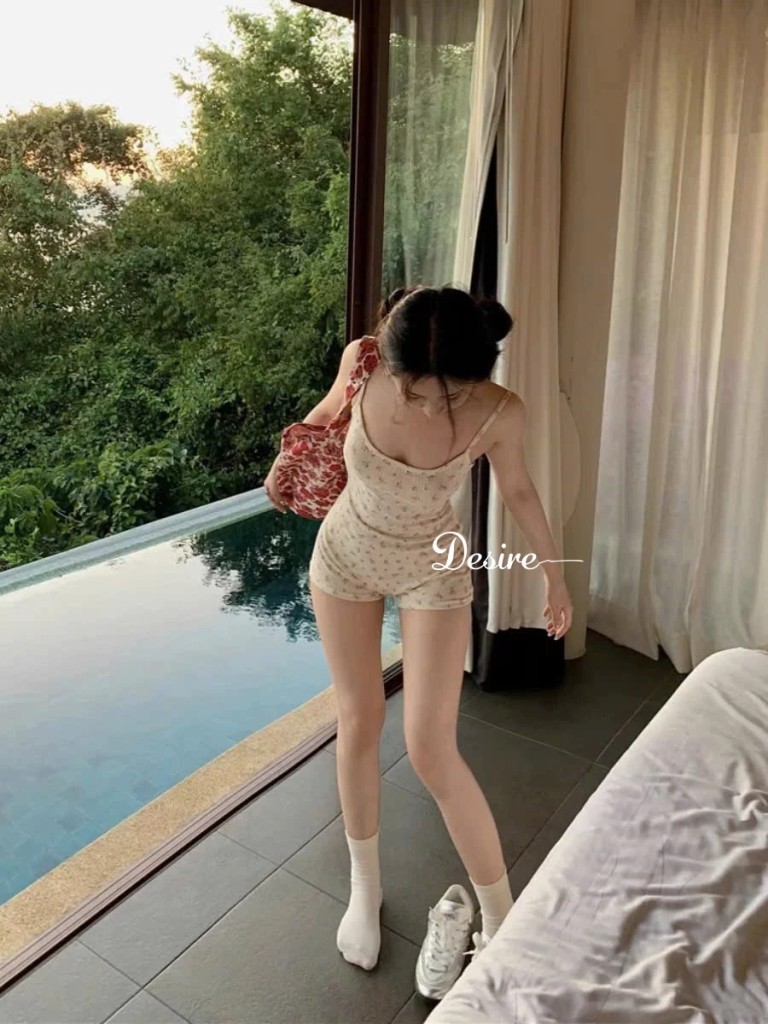 Desire Store, Bộ Jumpsuit hoạ tiết hoa nhí chất liệu thun mềm mịn DESIRE VN-808 image 3 of 10