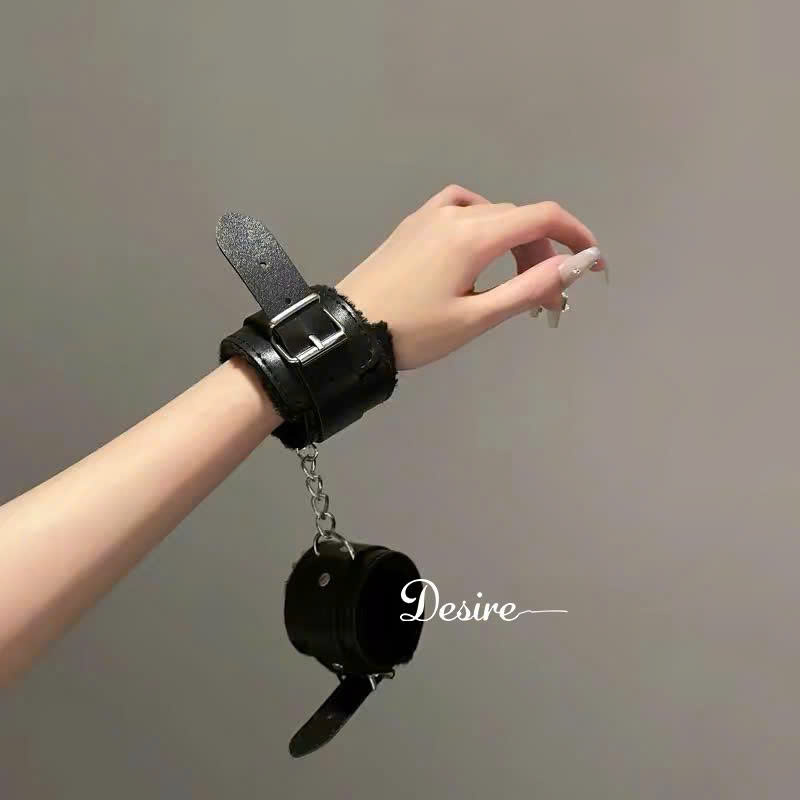 Desire Store, 3080 Vòng Tay Còng Số 8 Bằng Da Cao Cấp Lót Bông Mềm Mại - BDSM - Phụ Kiện Cosplay Đồ Ngủ Quyến Rũ DESIRE - Đen image 10 of 11