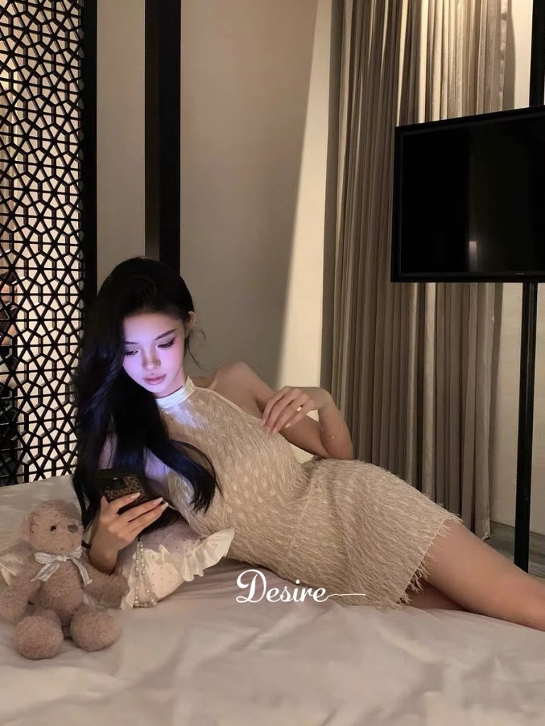 Desire Store, Váy ngủ tua rua cổ yếm sang trọng quyến rũ - Váy ngủ sexy sẻ đùi cao cấp DESIRE VN-6533 image 8 of 10
